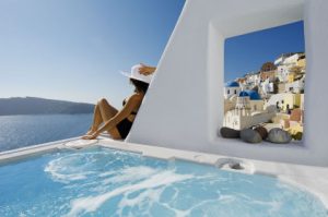 Santorini promo cena paket aranžmana: 11 dana/10 noći već od 625 €! Čudesni dragulj Mediterana sa najlepšim zalaskom sunca i plažama raznobojnog peska. 