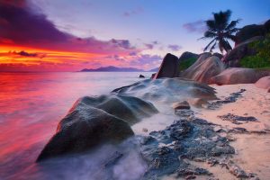 Sejšeli - zamislite savršenu sliku odmora – sebe kako lenčarite na rajskoj obali, uokvirenoj granitnim stenama, uz stabla kokosovih palmi i pesmu retkih ptica.
